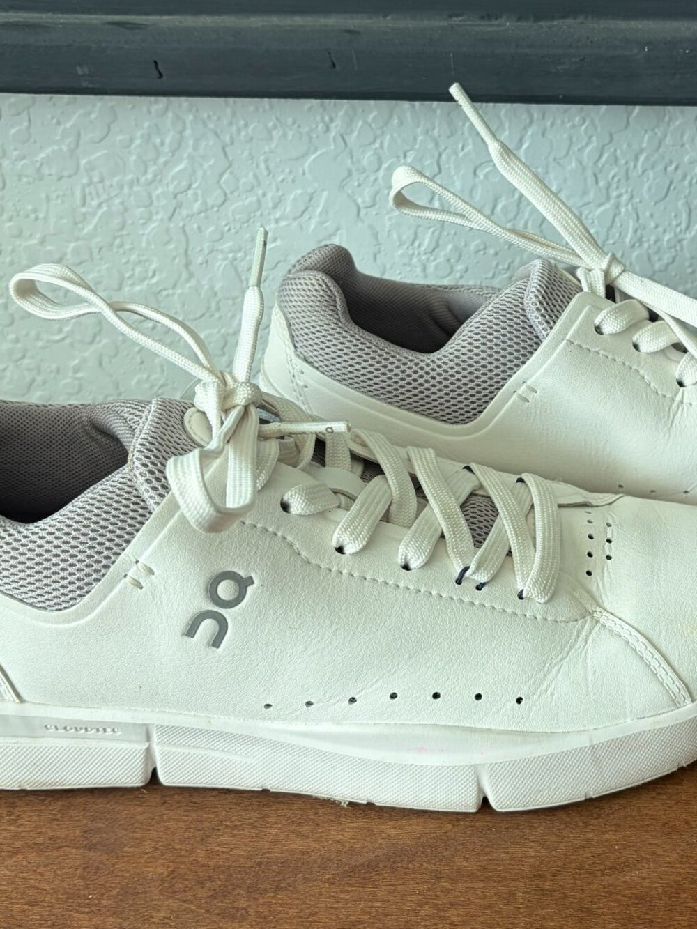 On Cloud The Roger Advantage \White Leather Sneakers Like New. (CT)